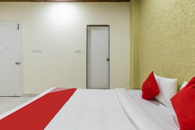 Hotel Oyo 27653 Savoy Suites