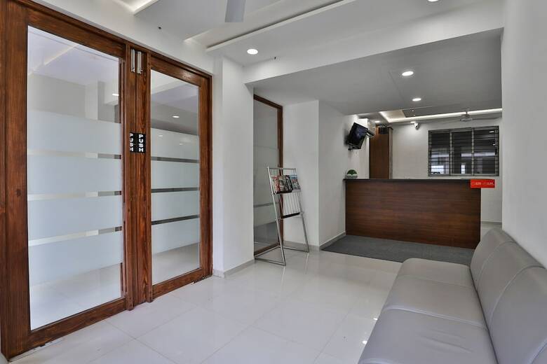 Hotel Oyo 30641 Crystal Service Apartments
