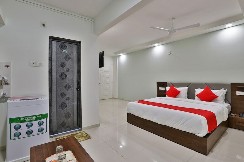Hotel Oyo 30641 Crystal Service Apartments