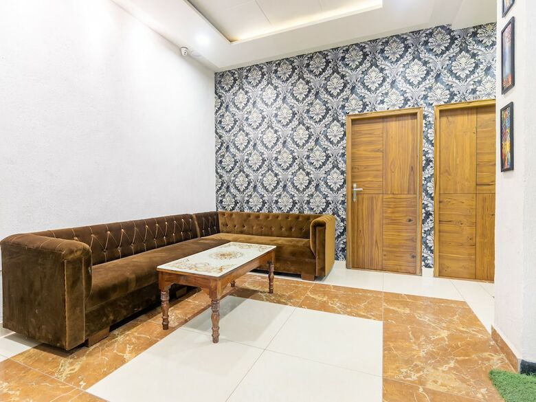 Oyo 42749 Hotel Crown