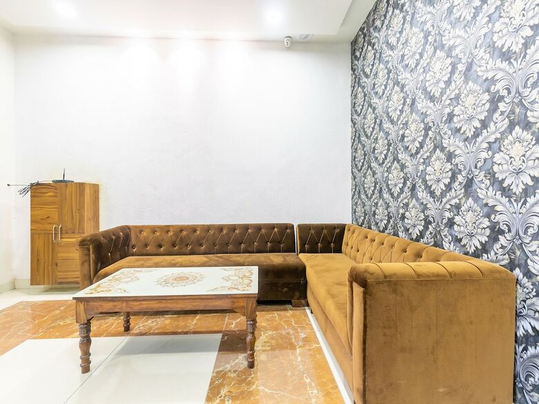 Oyo 42749 Hotel Crown