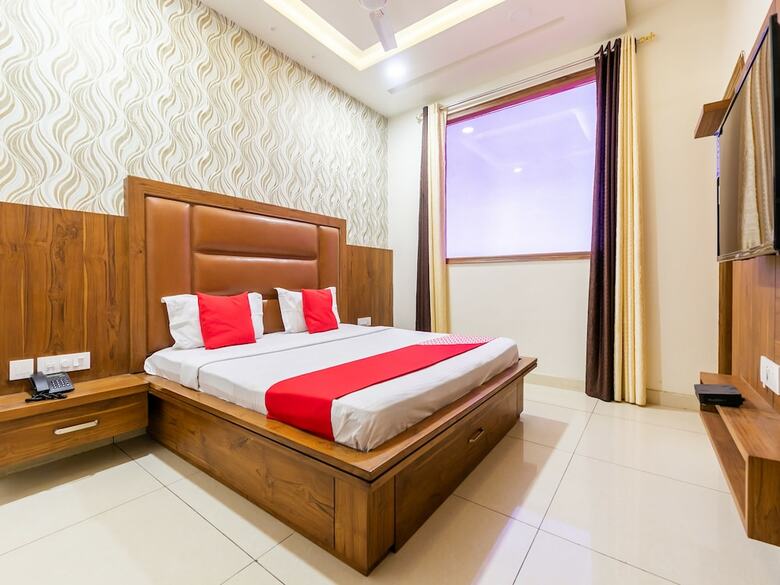 Oyo 42749 Hotel Crown
