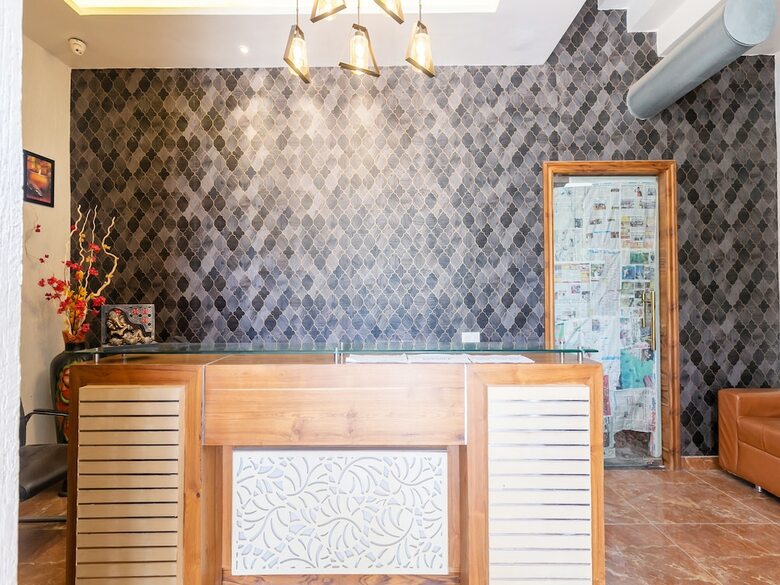 Oyo 42749 Hotel Crown