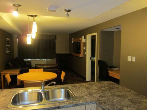 Hotel Woodlands Inn & Suites