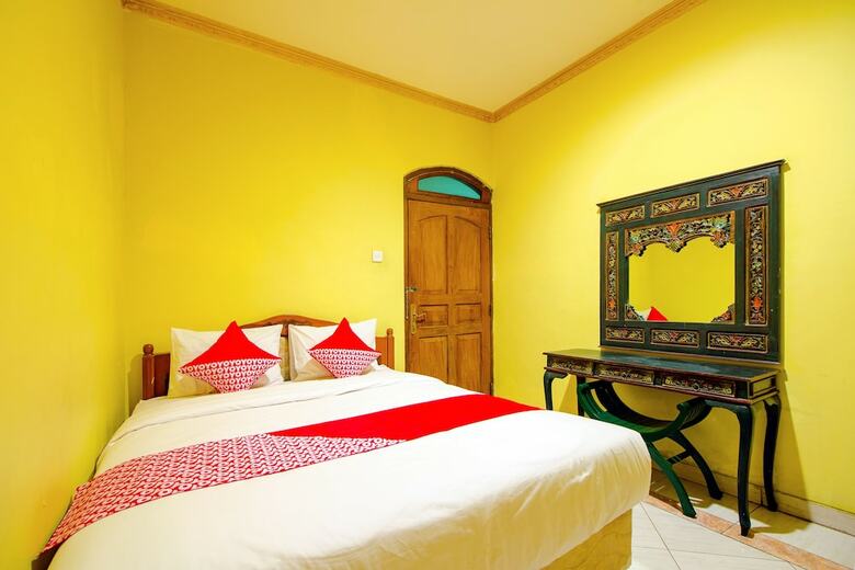 Hostal Oyo 1770 Hotel Mawar Saron 2