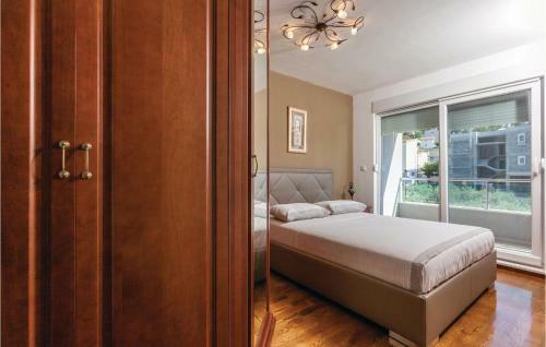 Two-bedroom Apartment In Podstrana