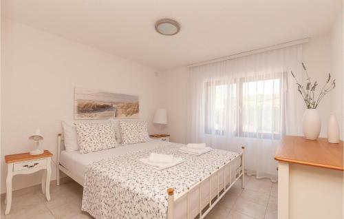 One-bedroom Apartment In Pirovac
