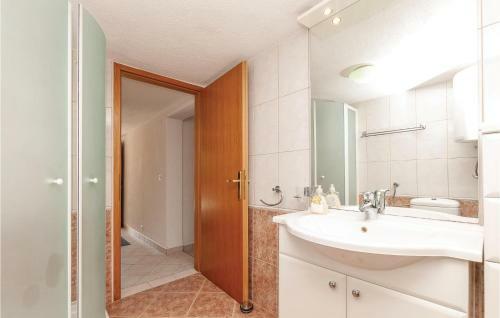 One-bedroom Apartment In Pirovac
