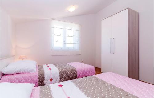 Two-bedroom Apartment In Pakostane