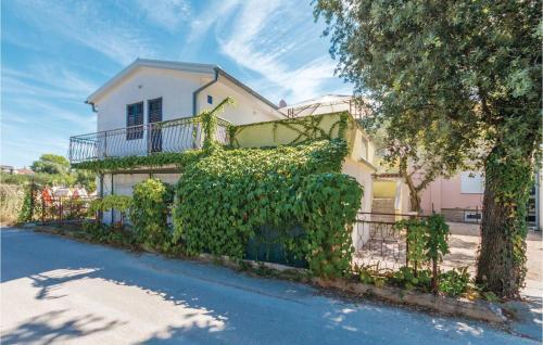 Two-bedroom Apartment In Pakostane