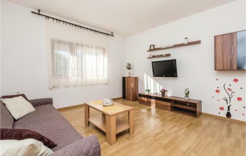 Three-bedroom Holiday Home In Pag