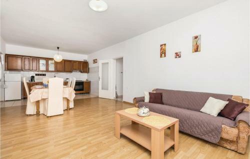 Three-bedroom Holiday Home In Pag