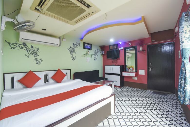 Oyo 60767 Dolphin Hotel