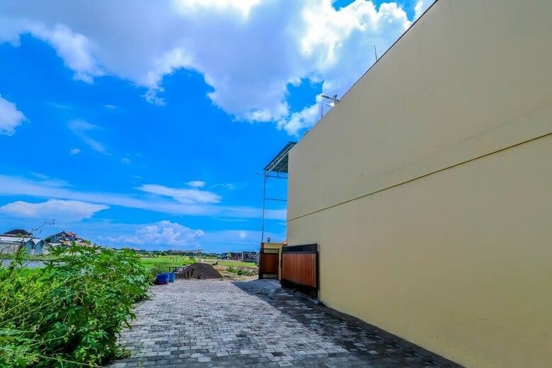 Hostal Oyo 2234 Dewi Uma House