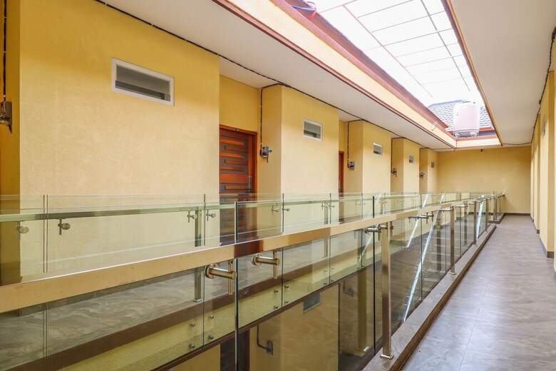 Hostal Oyo 2234 Dewi Uma House