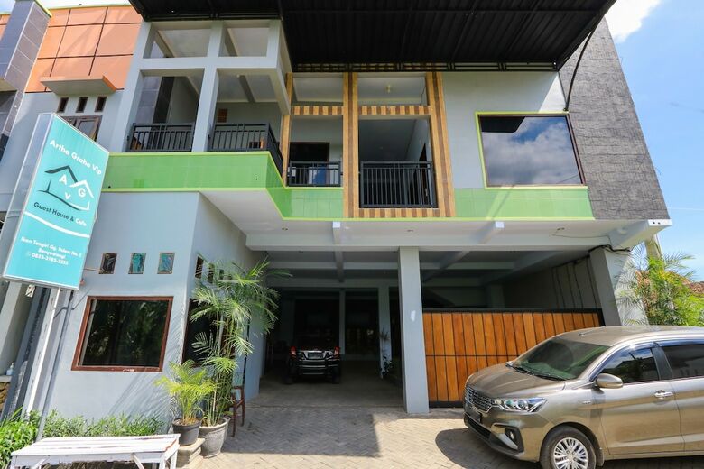 Hotel Oyo 2453 Artha Graha Vip