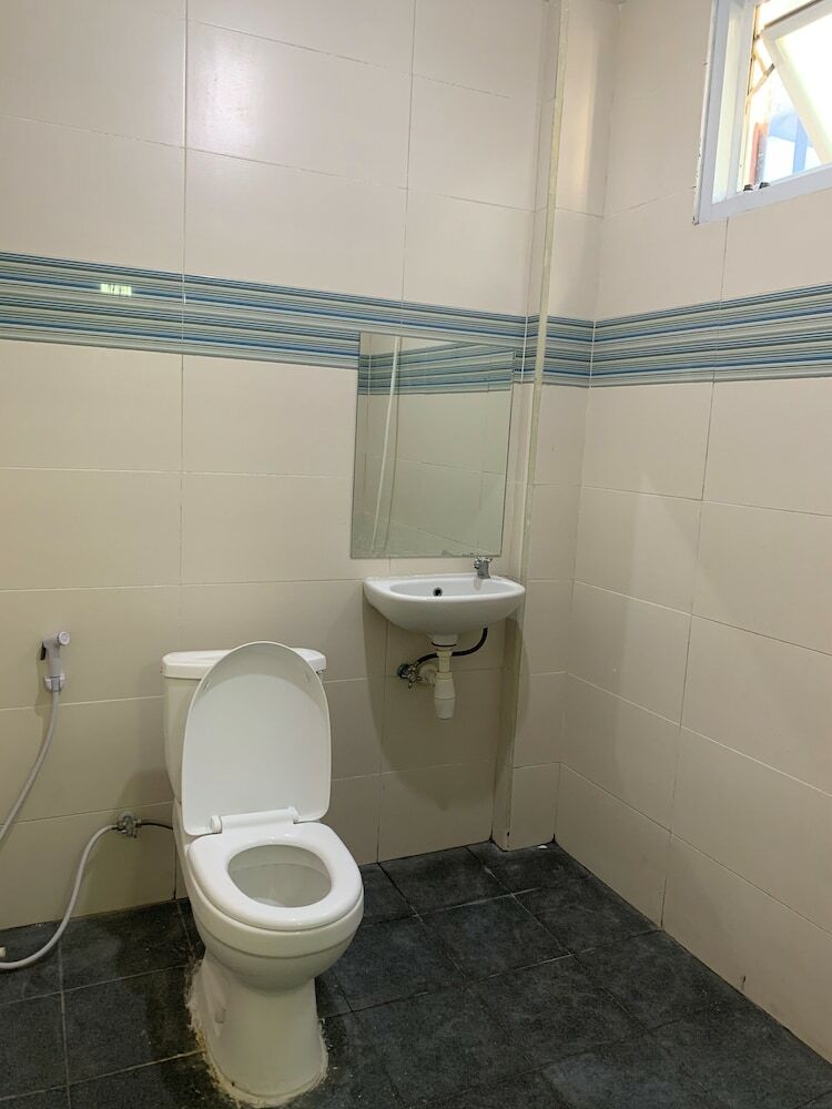 Hostal Oyo 2203 Wira Residence