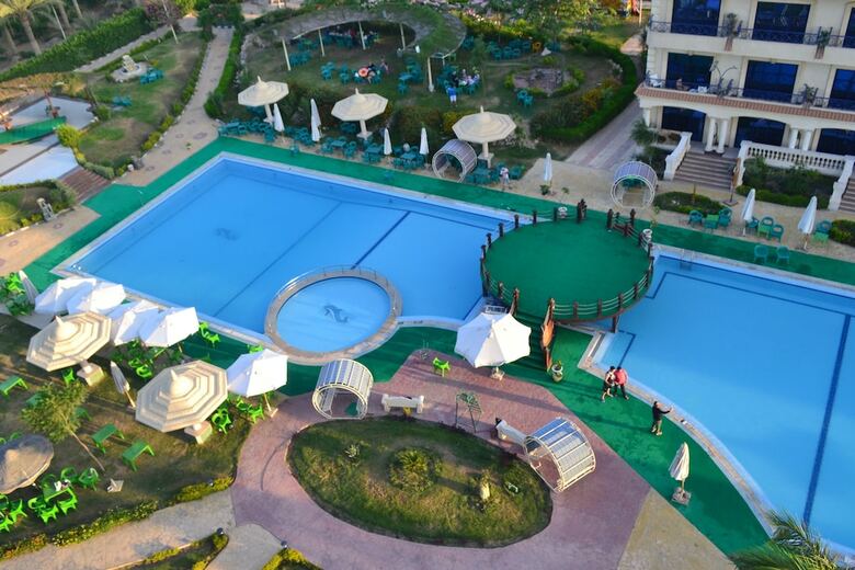 Green Desert Hotel