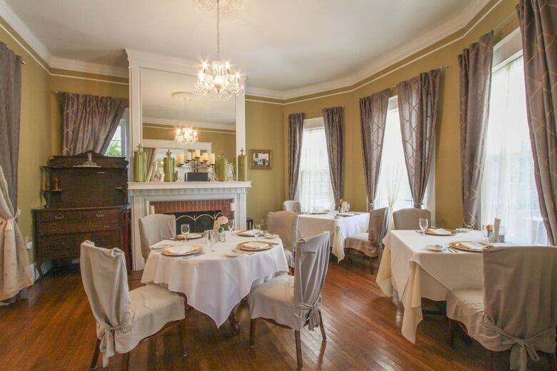 Hotel Burke Manor Inn & Pavilion