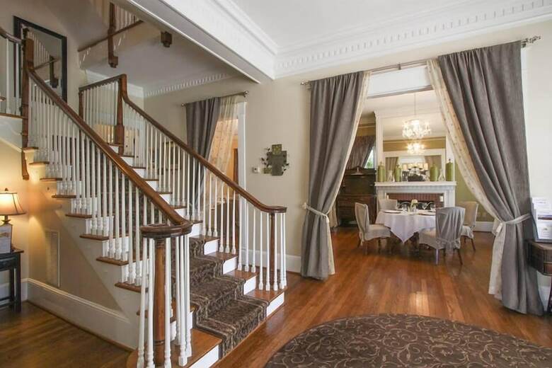 Hotel Burke Manor Inn & Pavilion