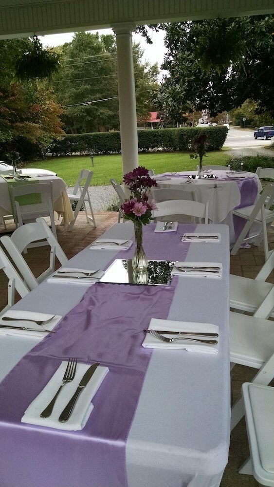 Hotel Burke Manor Inn & Pavilion
