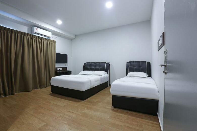 Oyo 89859 Pp Traveller's Hotel