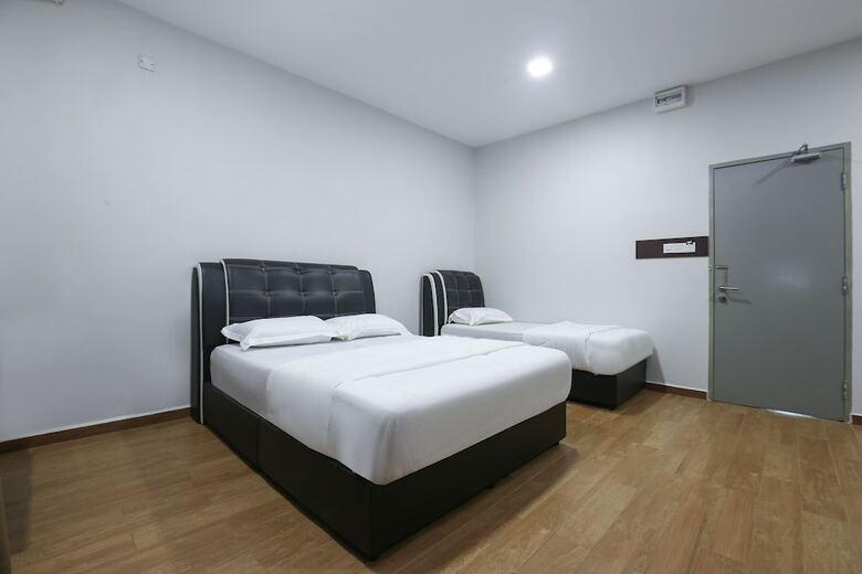 Oyo 89859 Pp Traveller's Hotel