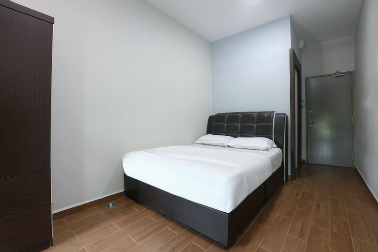 Oyo 89859 Pp Traveller's Hotel