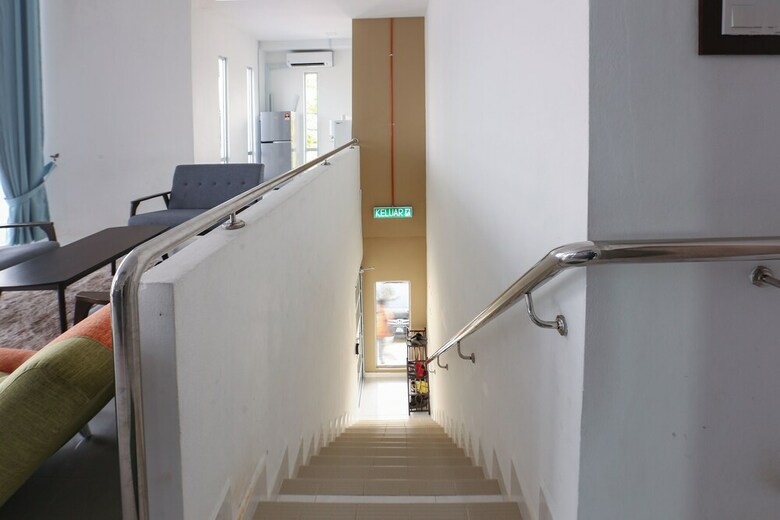 Oyo 89859 Pp Traveller's Hotel