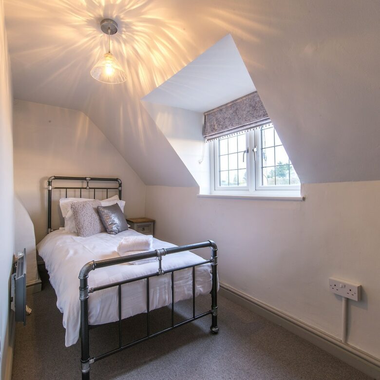 Cosy 2 Bedroom Cottage With Log-burner & Parking