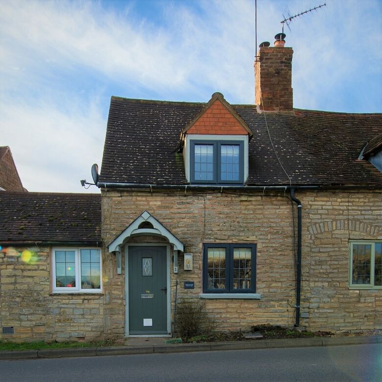 Cosy 2 Bedroom Cottage With Log-burner & Parking