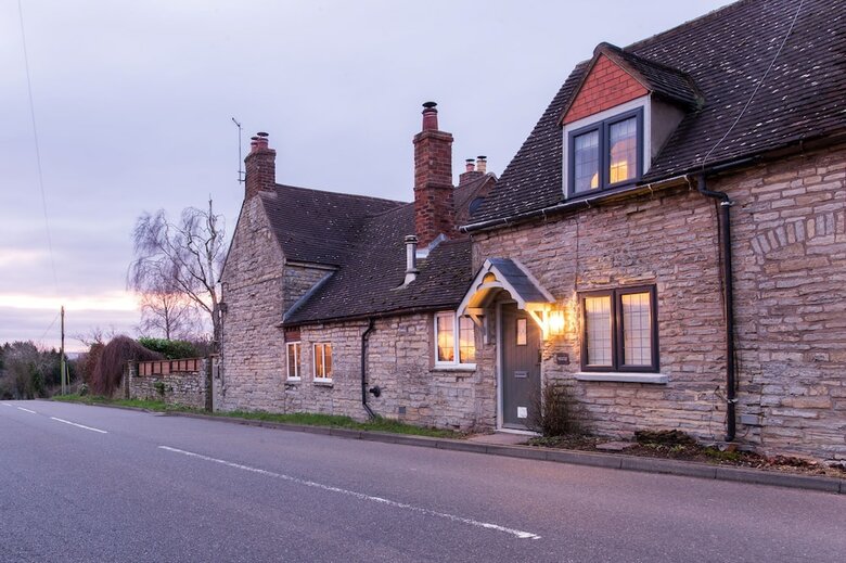 Cosy 2 Bedroom Cottage With Log-burner & Parking