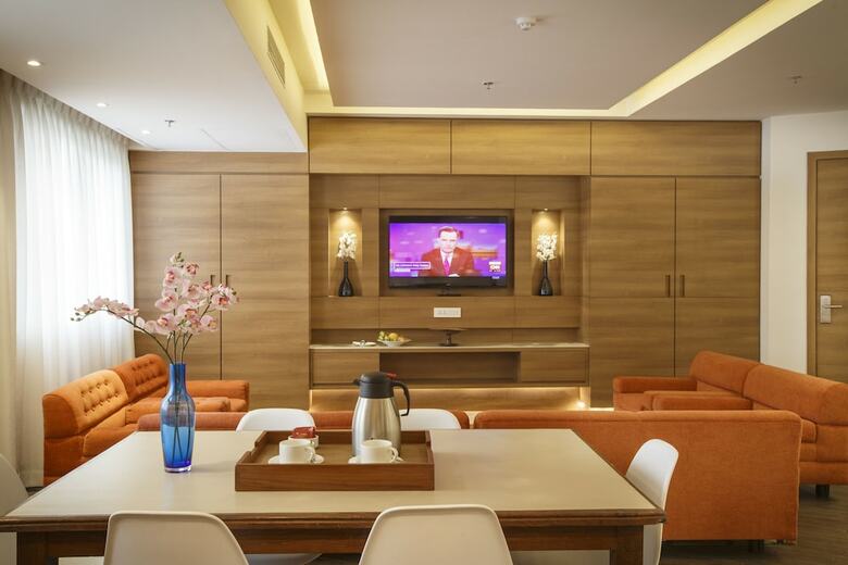 Hotel Ambassador By Ace Hotels