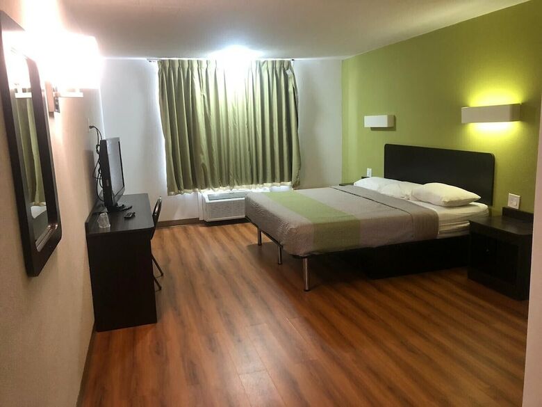 Hotel Shadeland Inn Indianapolis
