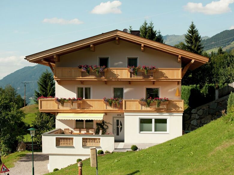 Beautiful Apartment Near Mountains In Gerlosberg