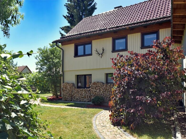 Vintage Hoilday Home In Leina With Pond