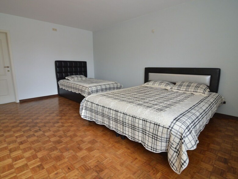 Charming Holiday Home With Jacuzzi In Bree