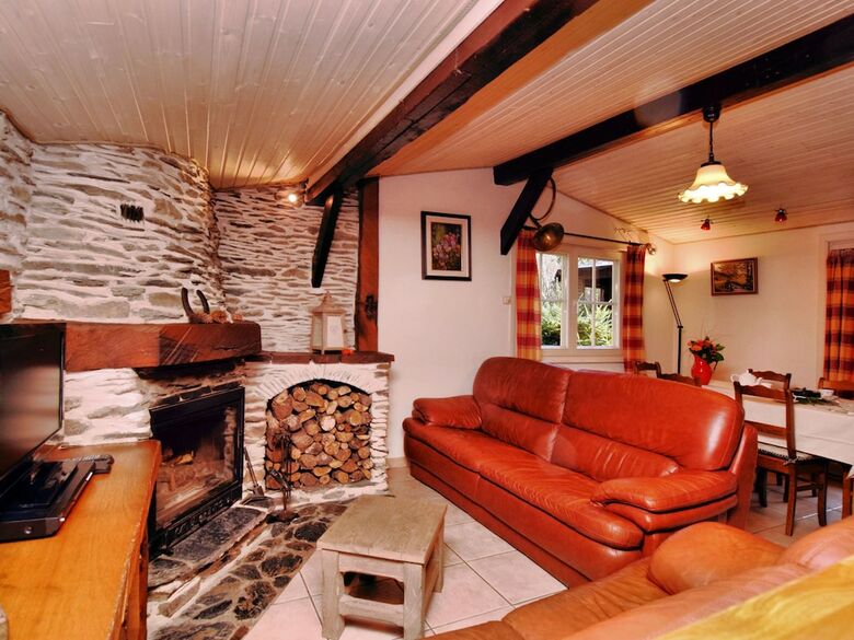 Beautiful Authentic Chalet With Spacious Garden, Covered Barbecue And Private Fish Pond
