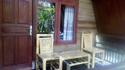 Coral Beach Pizza Cottages