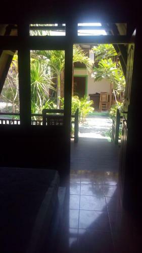 Coral Beach Pizza Cottages