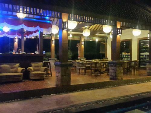 Coral Beach Pizza Cottages