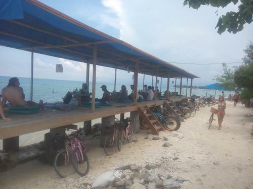 Coral Beach Pizza Cottages