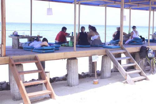 Coral Beach Pizza Cottages