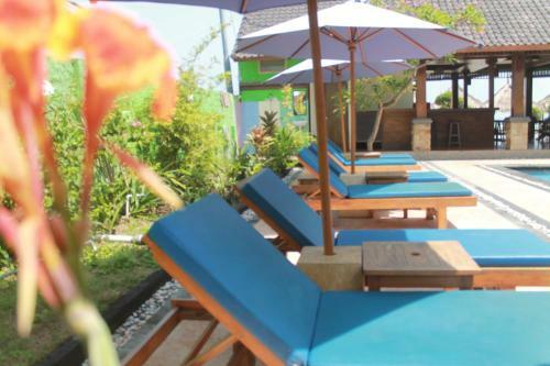 Coral Beach Pizza Cottages