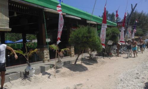 Coral Beach Pizza Cottages