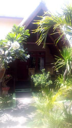 Coral Beach Pizza Cottages