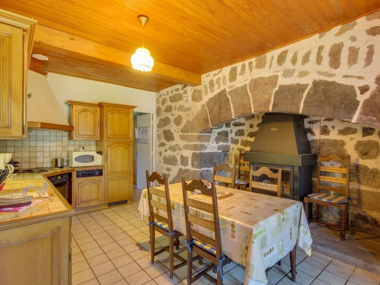 Spacious Holiday Home Near Forest In Auvergne
