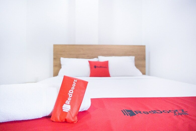 Apartamentos Reddoorz @ Rs Adam Malik Medan