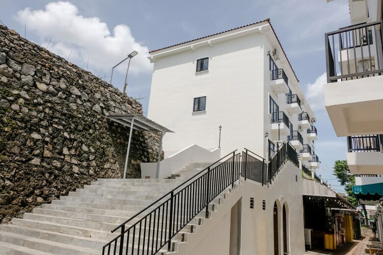 Hostal Oyo 1352 Jember Town Square Residence