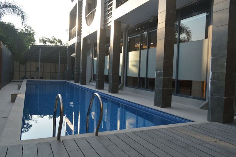 Airport Avenue Hotel